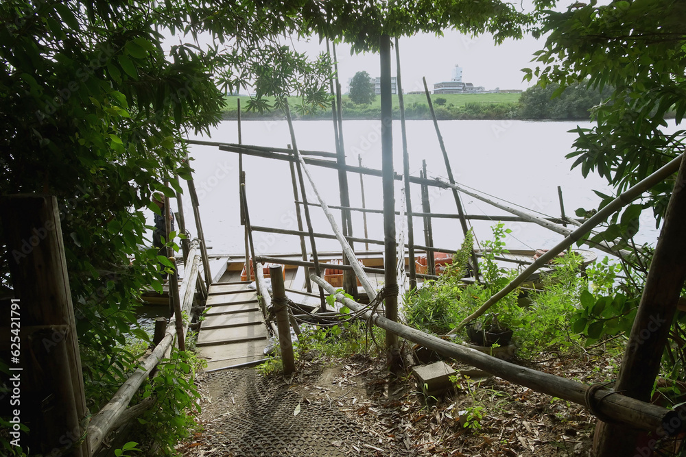 Fototapeta premium 江戸防衛のために橋を架けなかった江戸川に遺る渡船場【矢切の渡し】日本千葉県松戸市