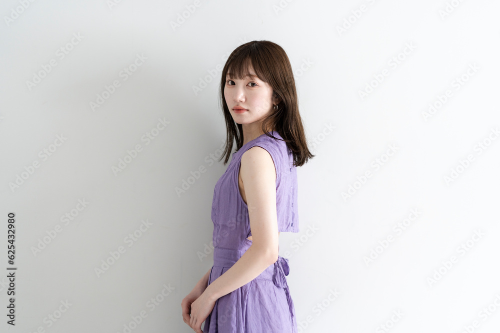 爽やかなワンピースの女性 爽やかなワンピースの女性