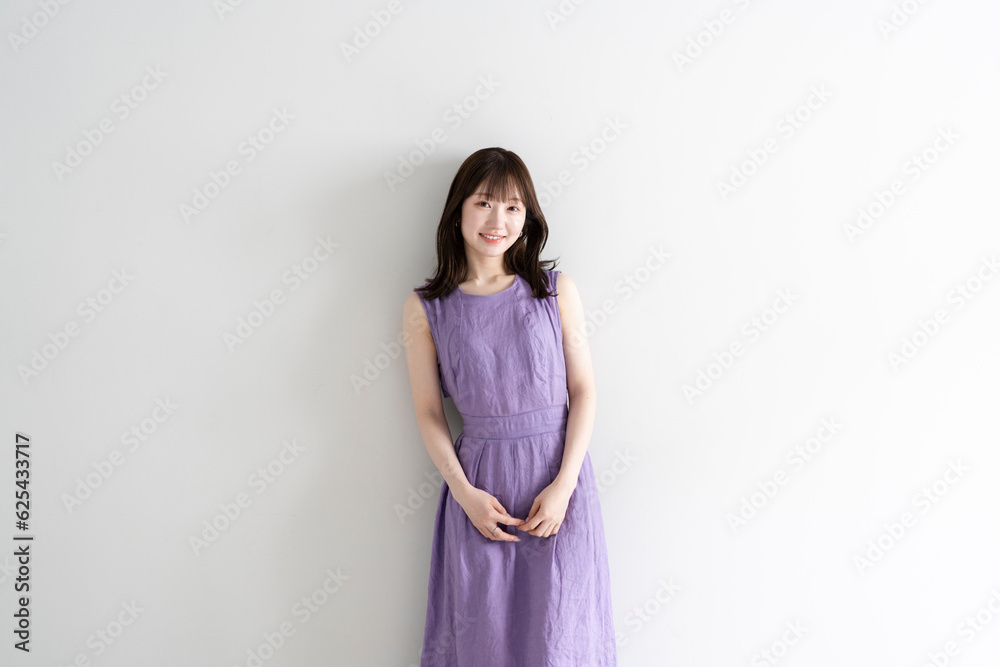 爽やかなワンピースの女性