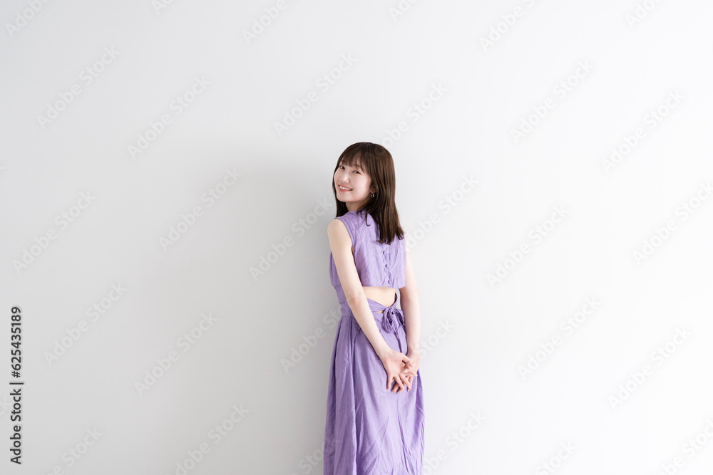 爽やかなワンピースの女性 爽やかなワンピースの女性