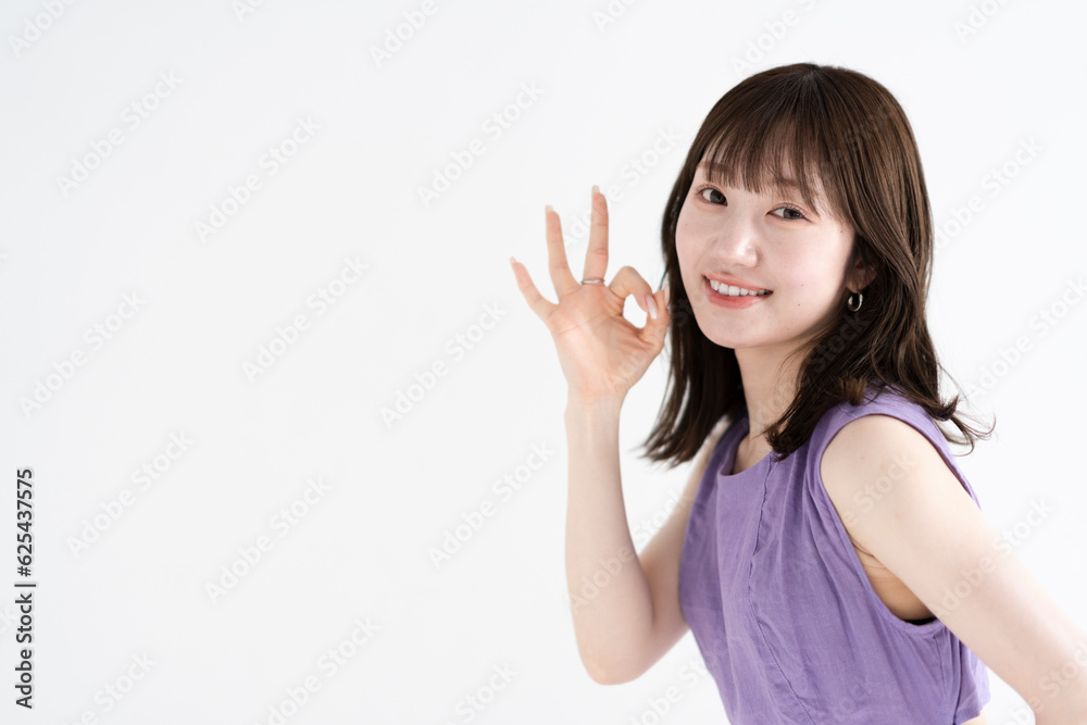 爽やかなワンピースの女性