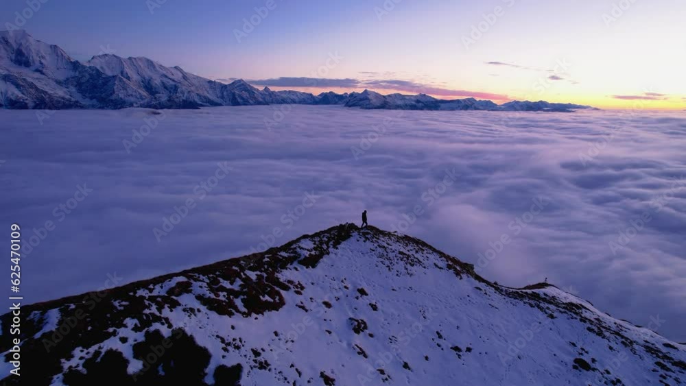 Vue aérienne par drone de la chaine des fiz au dessus de la mère des nuages pendant le coucher de soleil, Passy, Haute Savoie, France 