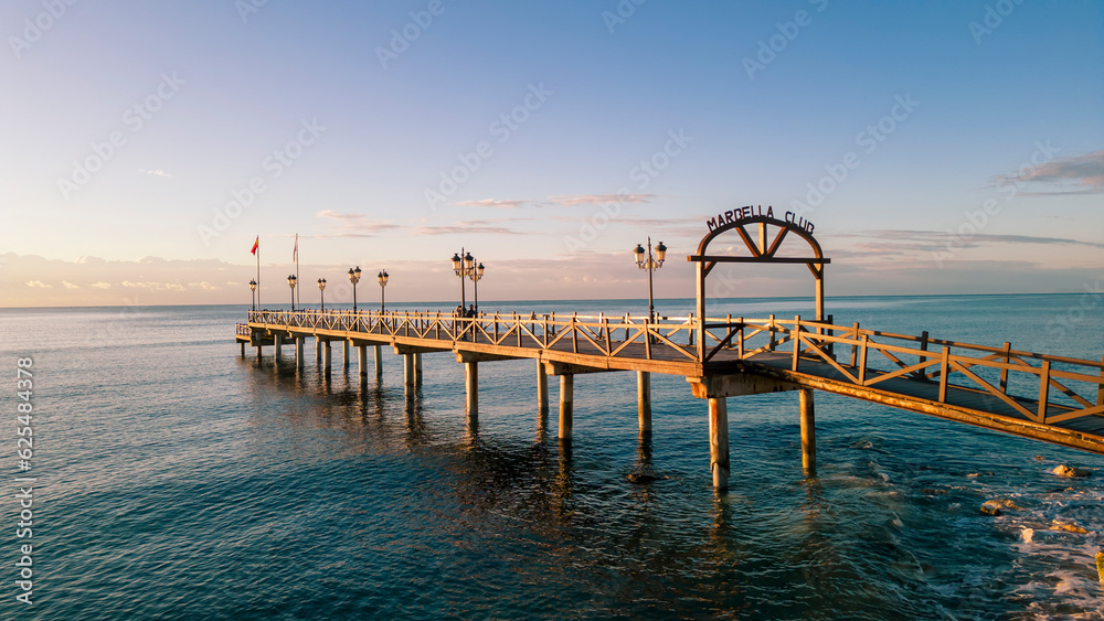Fototapeta premium bonito embarcadero en una playa de la ciudad de Marbella en la Costa del Sol, Andalucía 