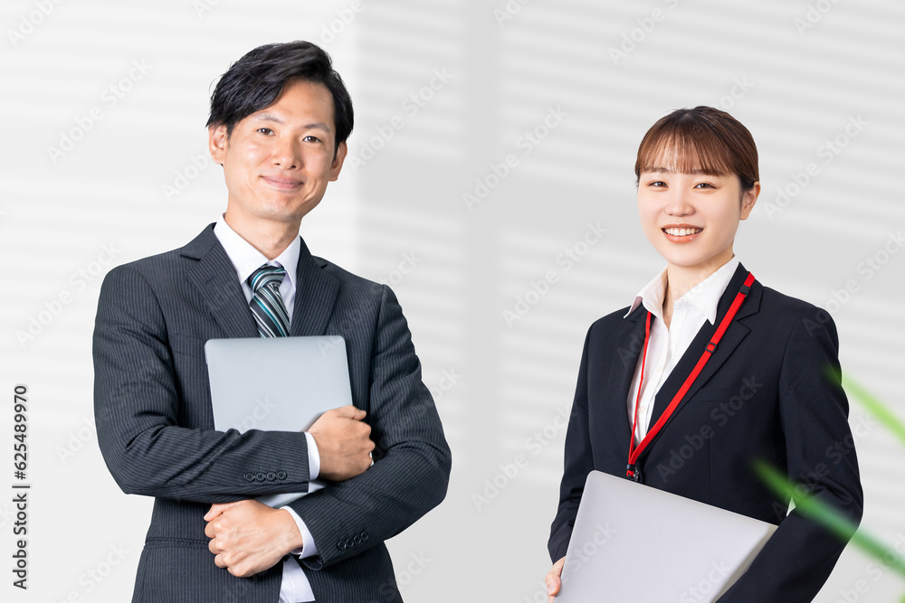 ノートパソコンを持つ男女のビジネスマン