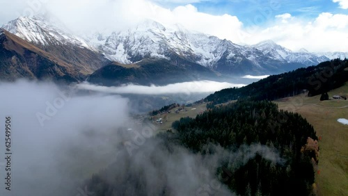 Vue aérienne par drone sur les montagne de Saint Gervais Mont Blanc en automne, haute savoie, France 