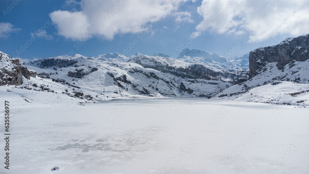Fototapeta premium De cara ante los PICOS DE EUROPA (ASTURIAS)