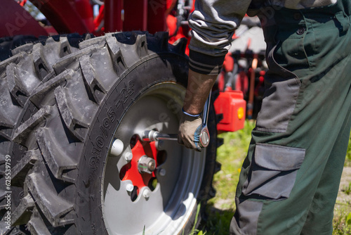 Фотография A mechanic repairs agricultural machinery