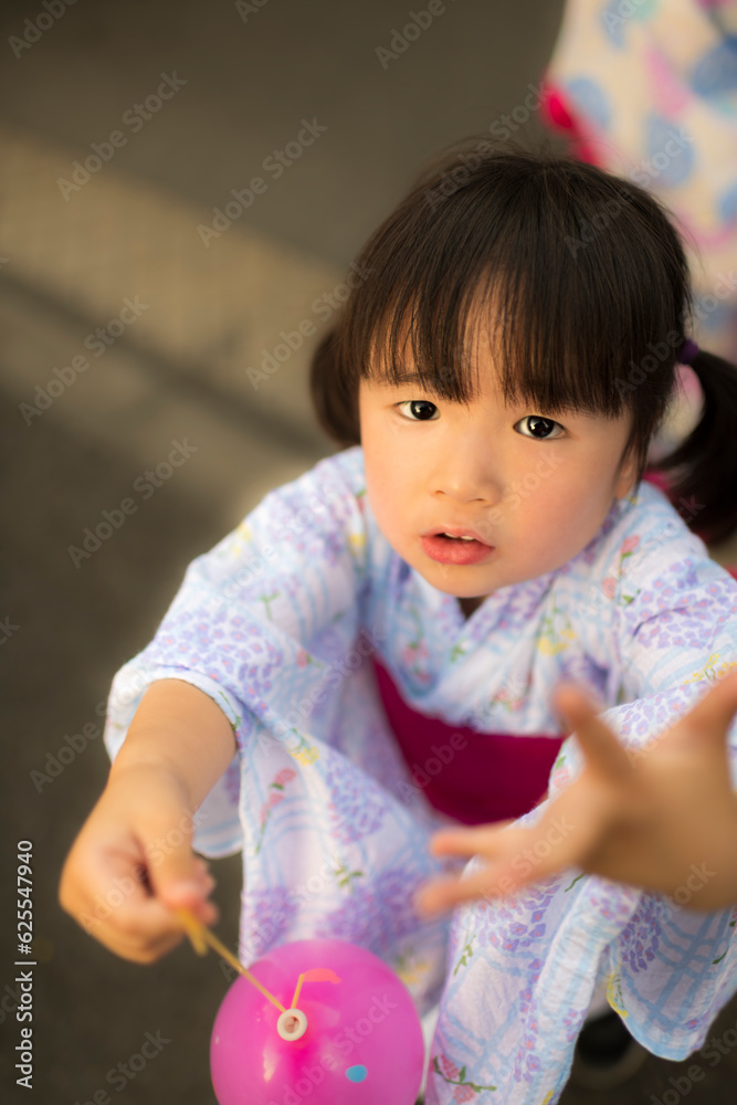 夏祭りで遊ぶ子供