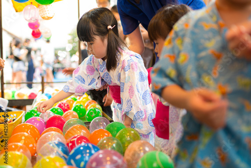 夏祭りで遊ぶ子供 photo