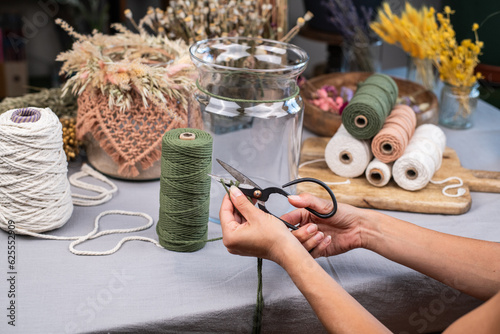 Wallpaper Mural Glasvase mit Makramee dekorieren, Frau knüpft macrame, 
 Torontodigital.ca