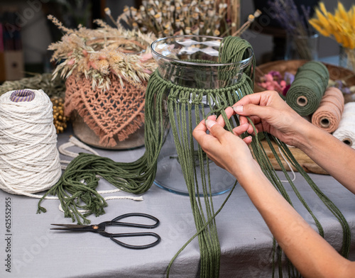 Wallpaper Mural Glasvase mit Makramee dekorieren, Frau knüpft macrame, 
 Torontodigital.ca