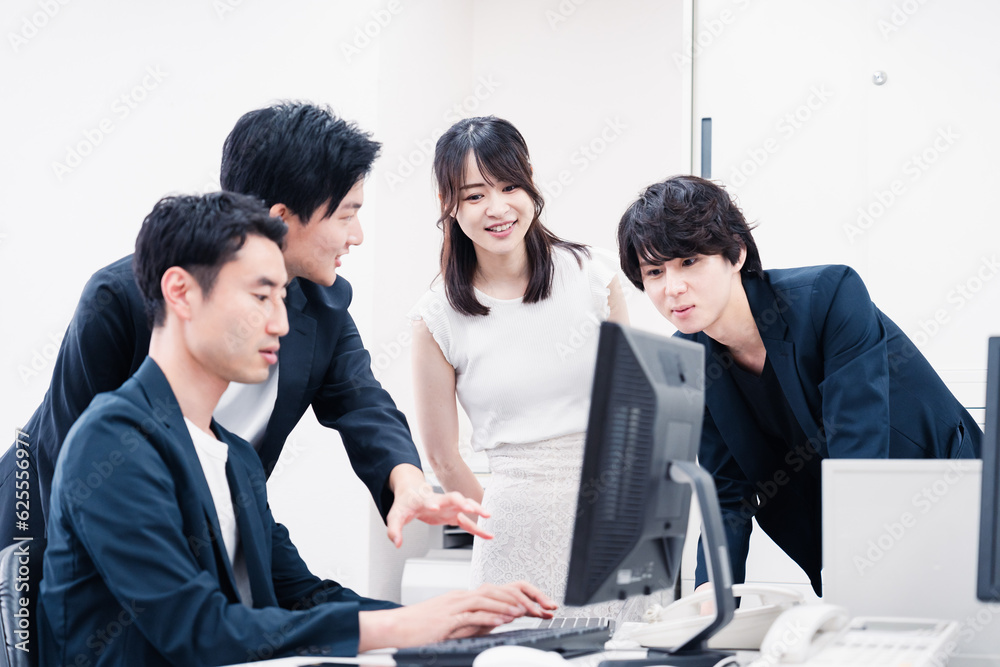 若い社員が中心で活躍するオフィス 若い社員が中心で活躍するオフィス