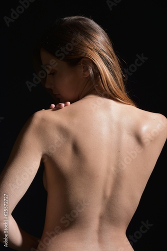 Belle femme au dos nu