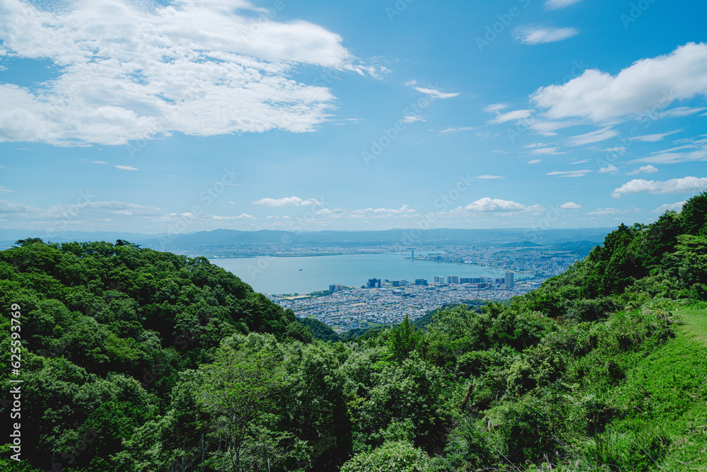 山の上から見た琵琶湖の風景