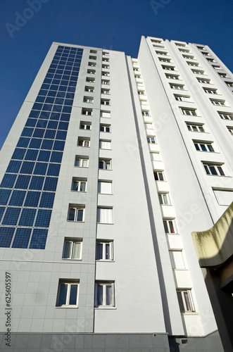 panneaux solaires, immeuble, quartier du centre ville, la Dalle, Choisy le Roi, région Ile de France, 94, Val de Marne, France