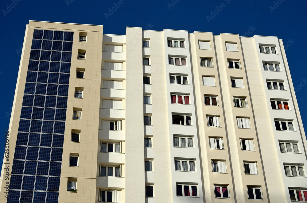 panneaux solaires, immeuble, quartier du centre ville, la Dalle, Choisy le Roi, région Ile de France, 94, Val de Marne, France