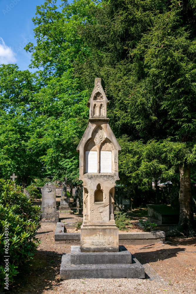 Große Grabsäule in Form einer Kirche auf einem alten Friedhof in Roermond