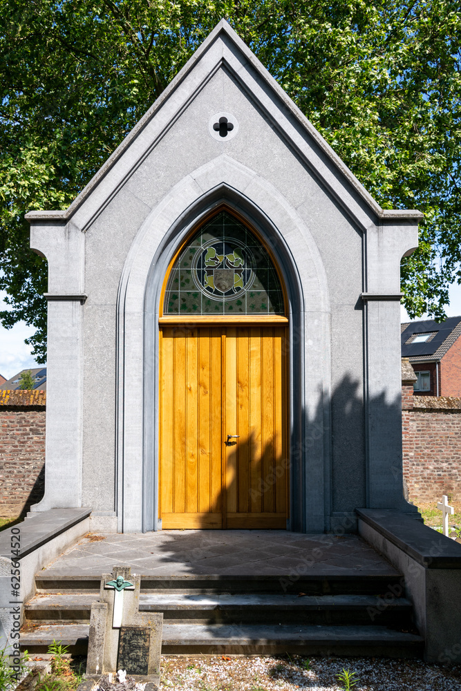 schönes kleines Mausoleum auf einem alten Friedhof in Roermond schönes kleines Mausoleum auf einem alten Friedhof in Roermond
