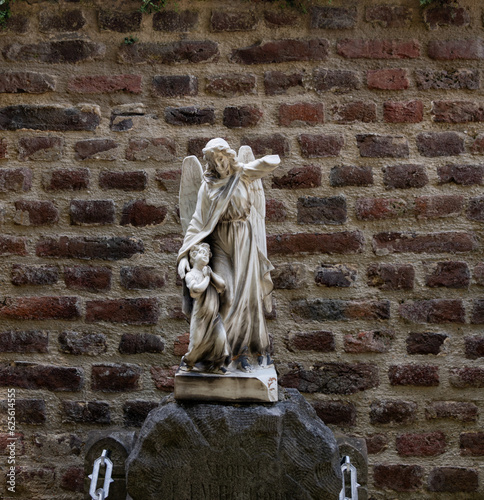 zwei Engel auf einem alten Grabstein auf einem alten Friedhof in Roermond photo