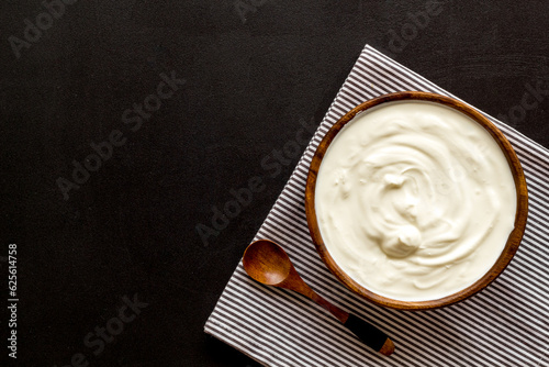Fotografi White dip sauce - sour cream or yogurt in wooden bowl