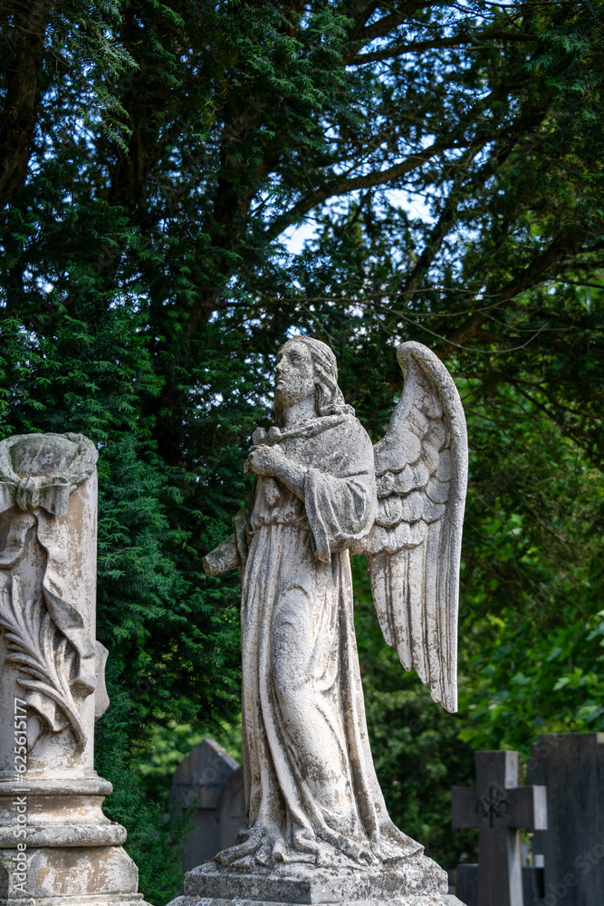 großer Engel  auf einem alten Friedhof in Roermond