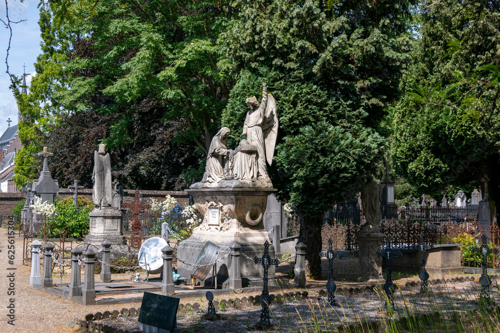 Wunderschönes großes Familiengrab auf einem alten Friedhof in Roermond