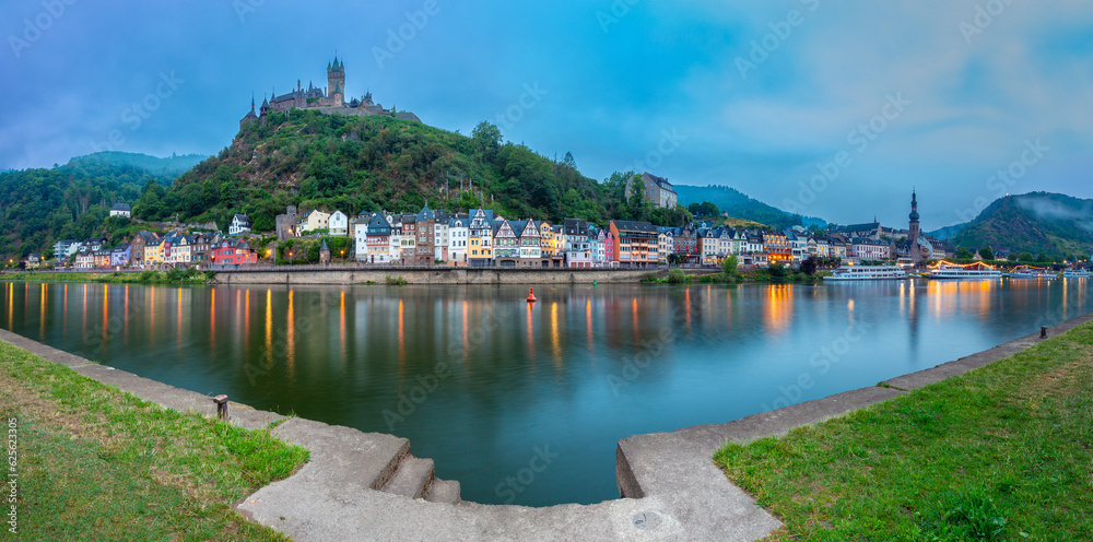 Obraz premium Panorama of the city embankment in the old medieval town of Cochem. Germany.