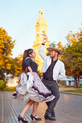 Foto full body portrait young adult latin american couple dancing cueca traditional d