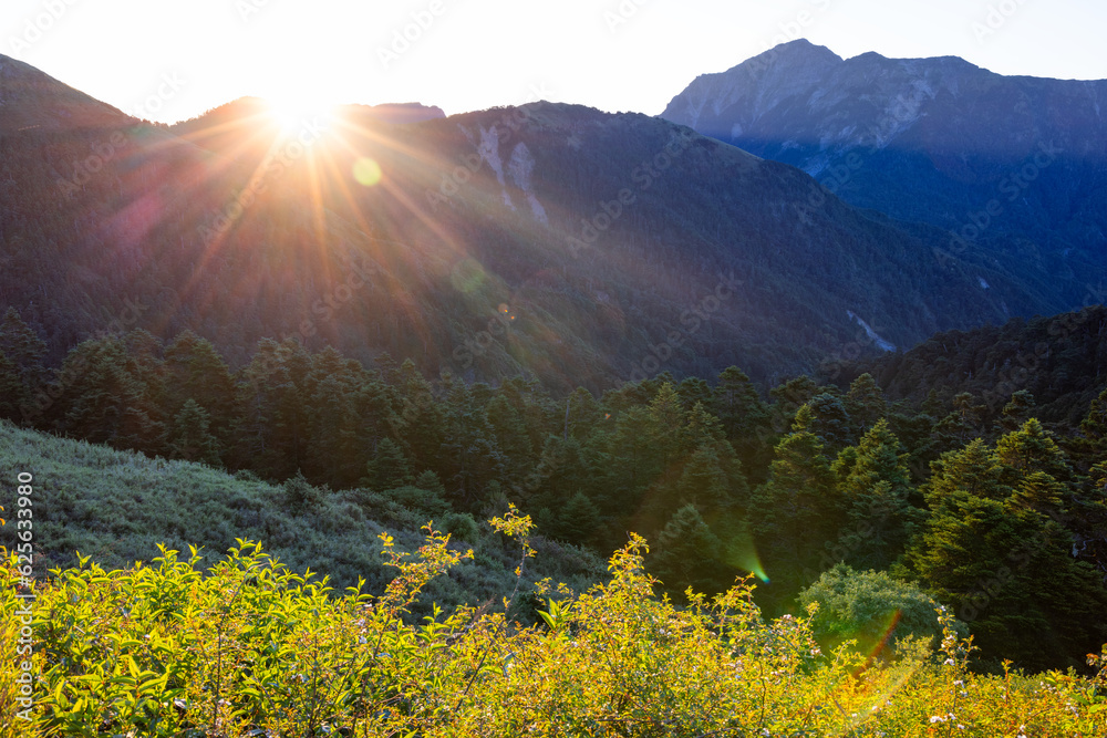 Obraz premium Sunlight over the mountain of Hehuanshan