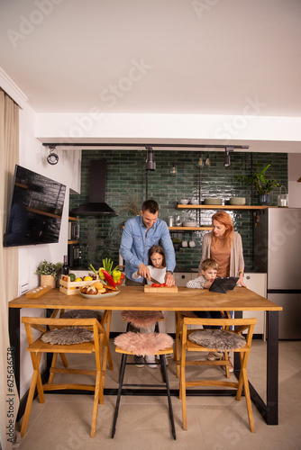 Young family preparing vege...