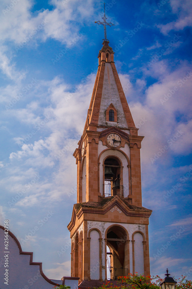 torre de la iglesia de Jacona, Michoacan. Se tomo con luz natural, se aprecia un cielo nublado de fondo