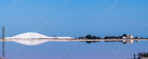 Canvas Print Montagne de sel dans les salins à Aigues-Mortes en Camargue, sud de la France