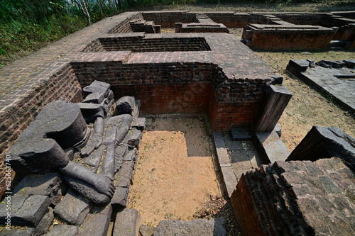 Foto Excavated remains of Budhhist monastery revealing the art and architecture in ancient times situated at Lalitgiri Buddhist excavation site, Odisha, India