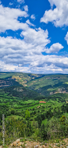 Panorámica aérea de cadena montañosa de las cimas y cumbres de montañas de Teruel en España