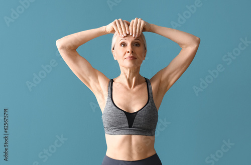 Sporty mature woman doing f...