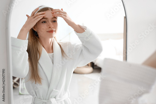 Young woman doing face buil...