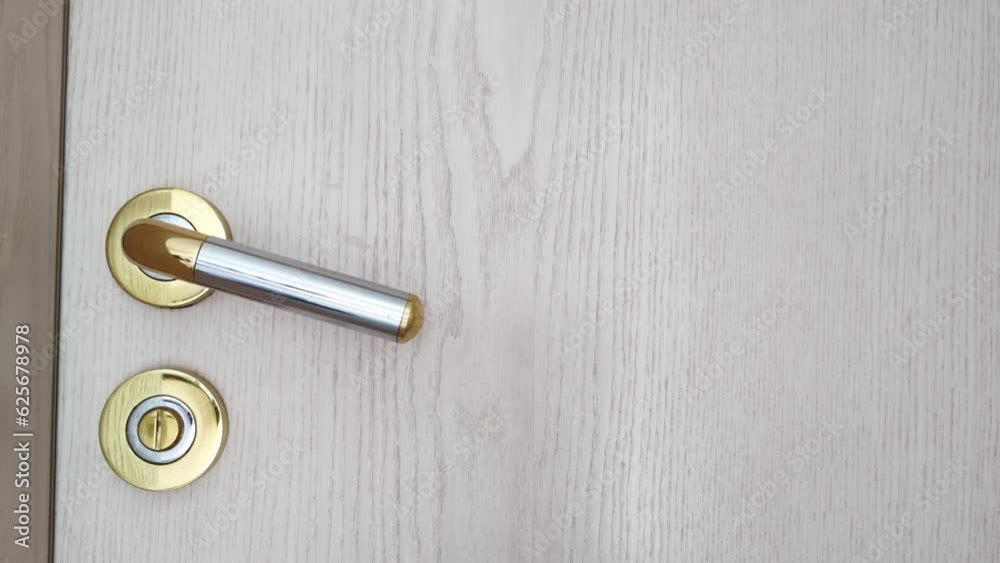 weisse Zimmertüre mit Türklinke öffnet schließt sich, Privatsphäre, Karriere, Chance, Zugang, Eingang, schloss gold, silber, holz, metall, 4K, Nahaufnahme