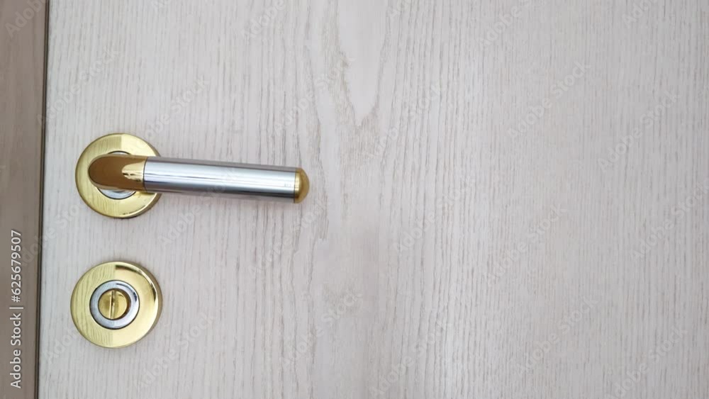 weisse Zimmertüre mit Türklinke öffnet schließt sich, Privatsphäre, Karriere, Chance, Zugang, Eingang, schloss gold, silber, holz, metall, 4K, Nahaufnahme