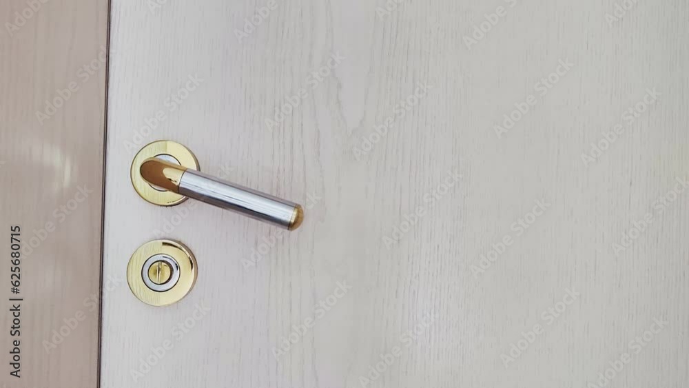 weisse Zimmertüre mit Türklinke öffnet schließt sich, Privatsphäre, Karriere, Chance, Zugang, Eingang, schloss gold, silber, holz, metall, 4K, Nahaufnahme