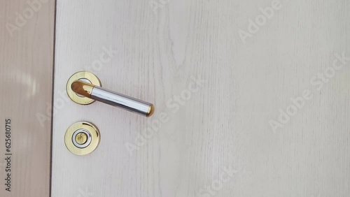 Wallpaper Mural weisse Zimmertüre mit Türklinke öffnet schließt sich, Privatsphäre, Karriere, Chance, Zugang, Eingang, schloss gold, silber, holz, metall, 4K, Nahaufnahme Torontodigital.ca