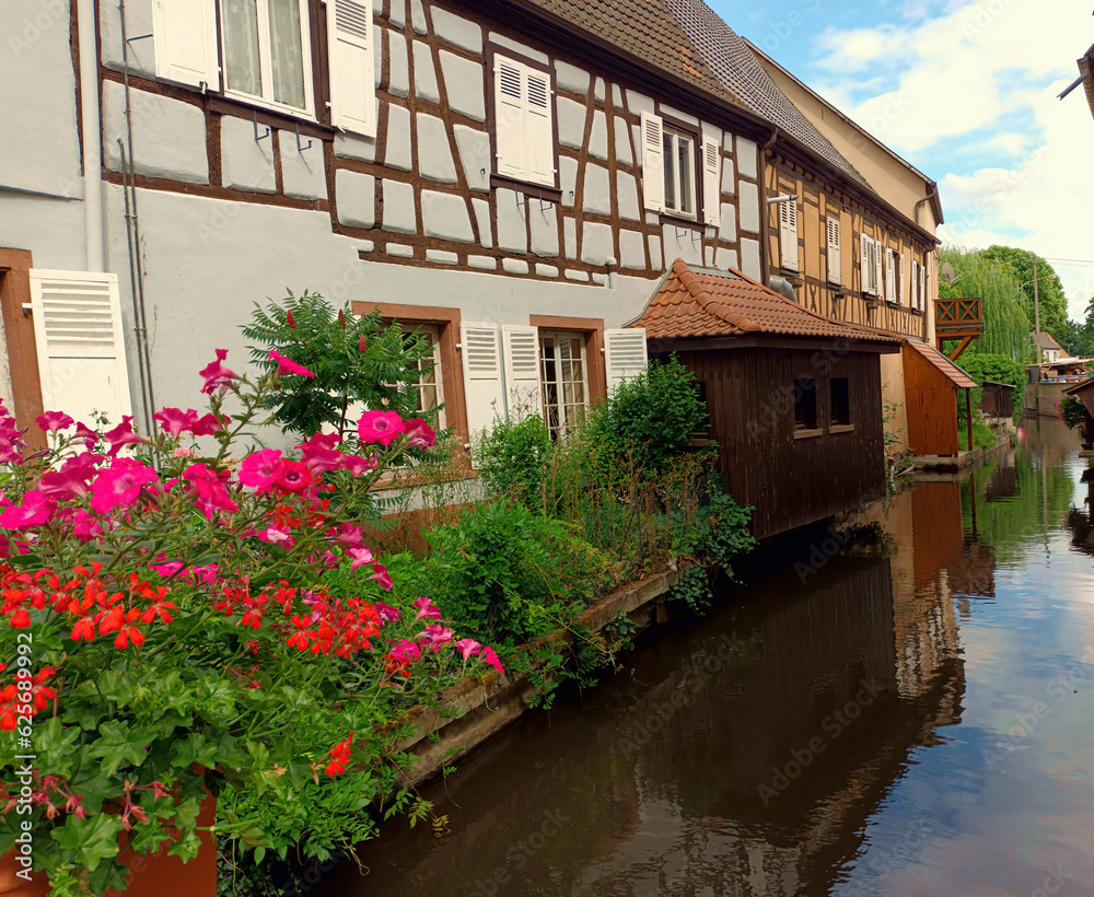 Fachwerkhäuser in der historischen Altstadt von Wissembourg (Weißenburg) am Fluss Lauter im Elsass in Frankreich an der Grenze zu Rheinland-Pfalz.