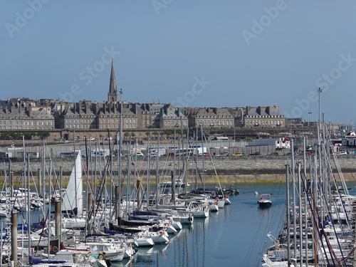 Vue de saint-mal intra-muros et du port depuis la cité d'aleth, france, bretagne, ile et vilaine, saint-malo