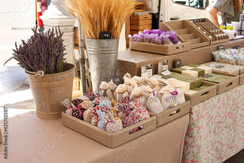 Lavendelsäckchen, Honig und regionale Spezialitäten an einem französischem Marktstand  photo