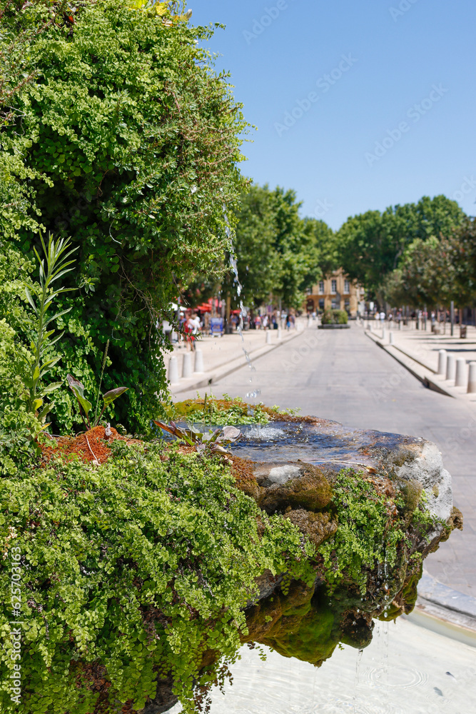 Fototapeta premium Moosbrunnen an der Cours Mirabeau in Aix-en-Provence Frankreich