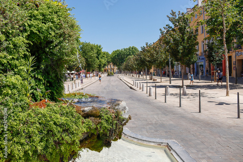 Moosbrunnen an der Cours Mirabeau in Aix-en-Provence Frankreich photo