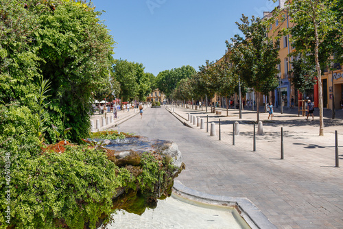 Moosbrunnen an der Cours Mirabeau in Aix-en-Provence Frankreich