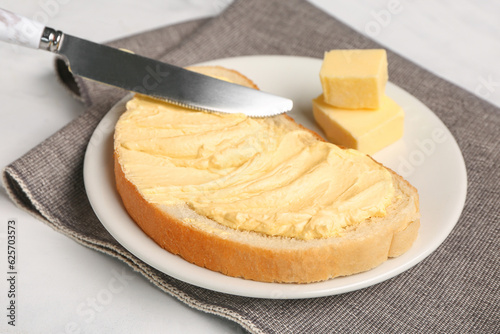Freshly baked bread slice w...