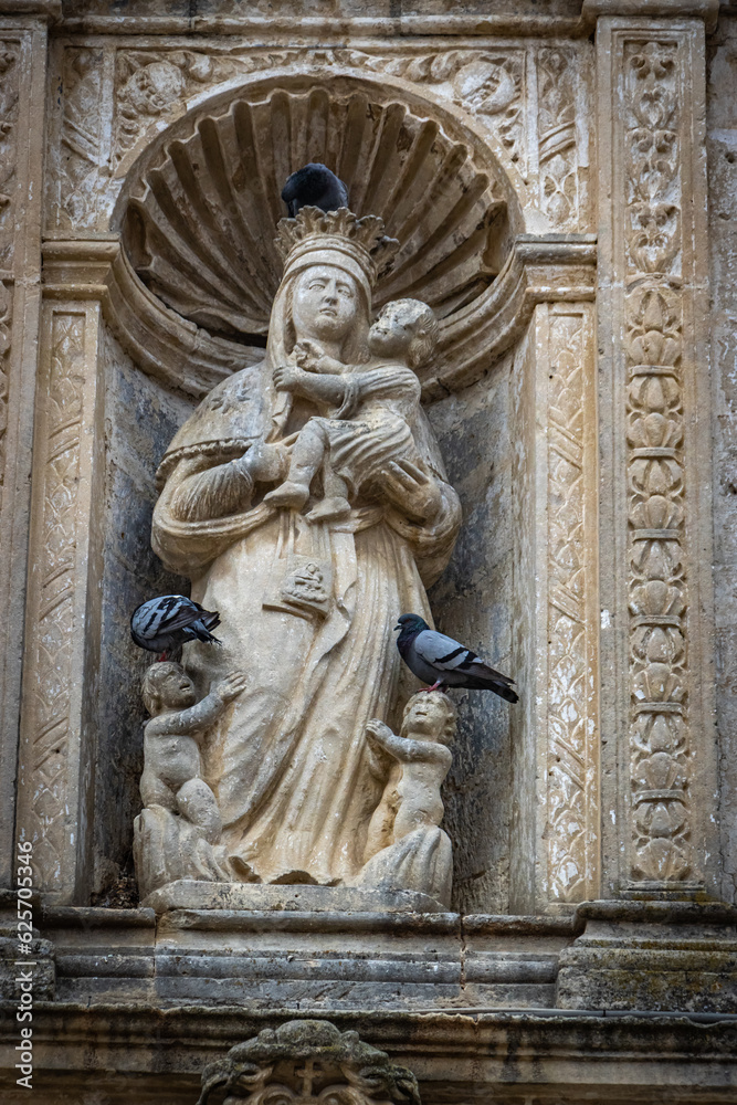 Obraz premium old statue of mother mary, holy mary, in matera, basilicata, sassi di matera, italy, world heritage