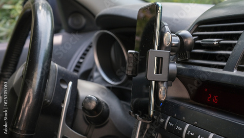 Universal mount holder for smart phones or tablet. Car dashboard or wind-shield holder bracket for mobile phone