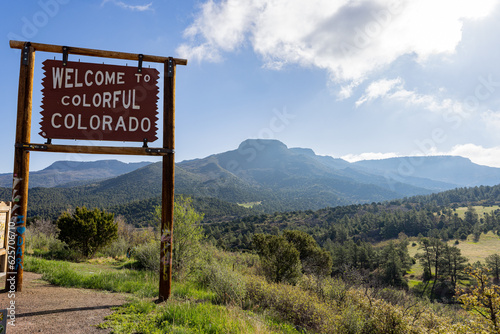 Obraz na płótnie Sunny view of the Welcome to Colorful Colorado sign w salonie